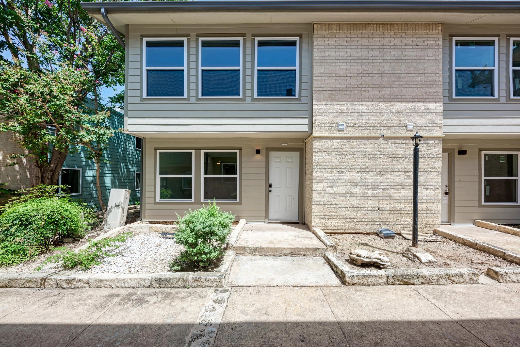 2124 Burton Dr #136, Austin, TX 78741