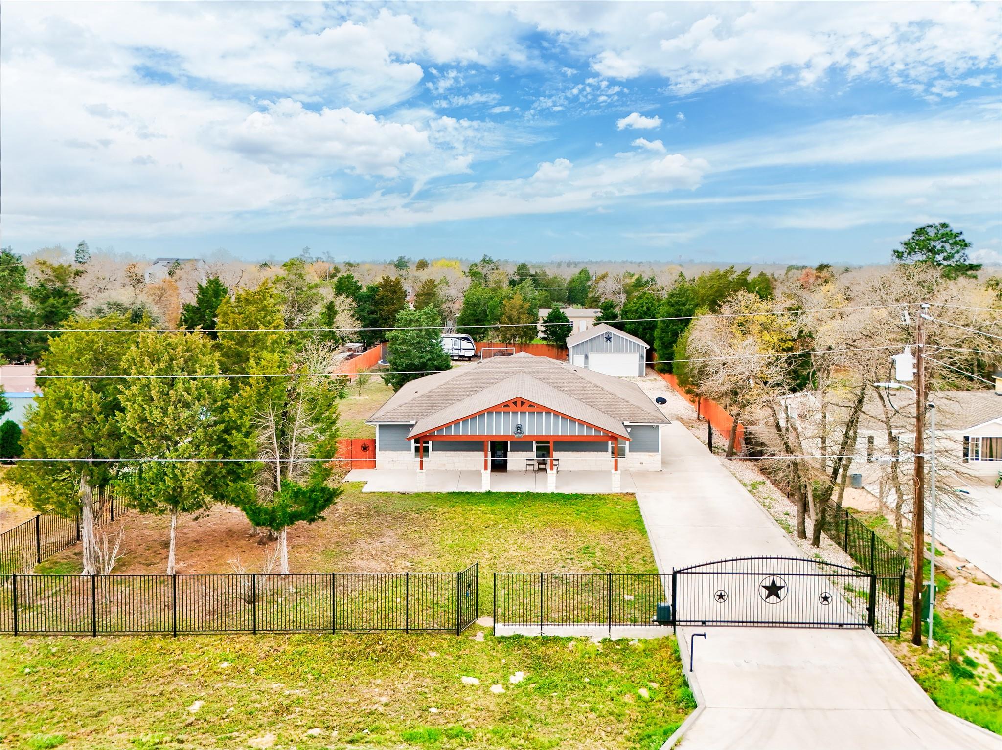 421 Las Lomas Dr, Elgin, TX 78621
