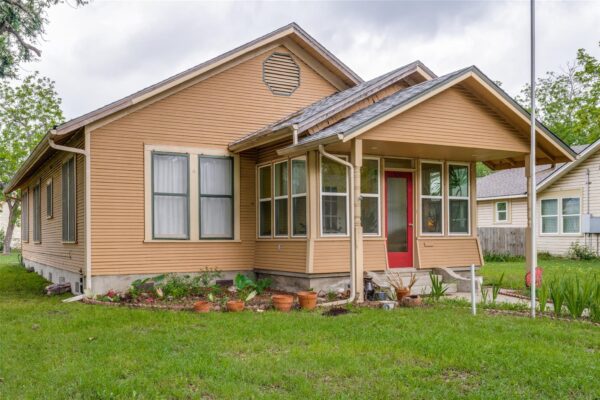 520 S Pecan Ave, Luling