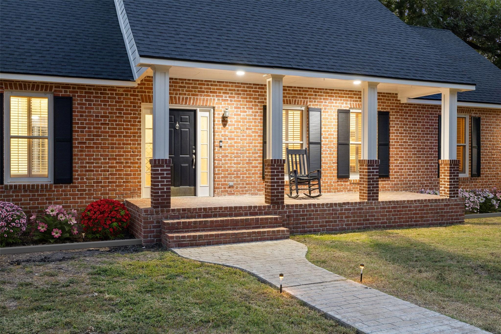 1105 Victoria St, Taylor, TX 76574