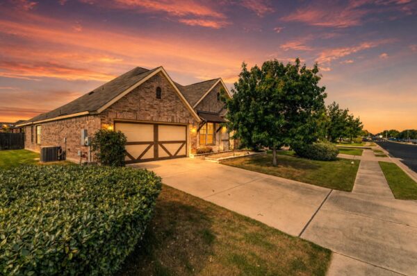 804 Farm House Dr, Hutto