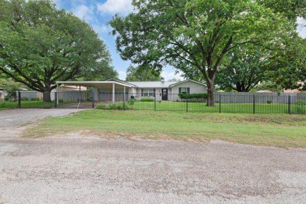 310 Cardinal Ln, Burnet