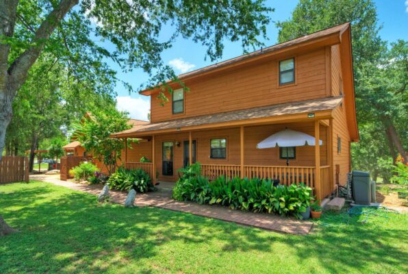 828 Water St, Webberville