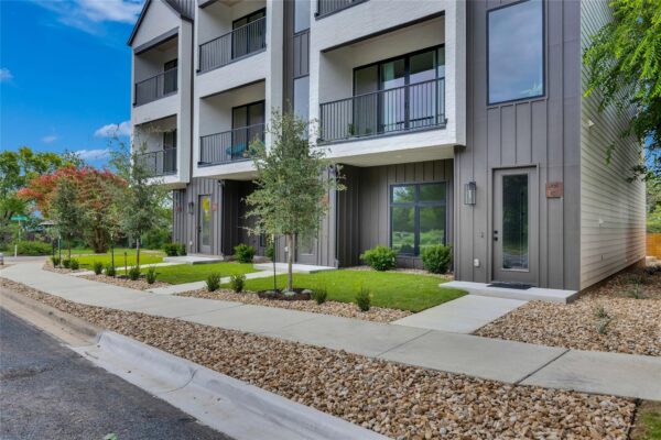 1937 E 38th 1/2 St E #B, Austin