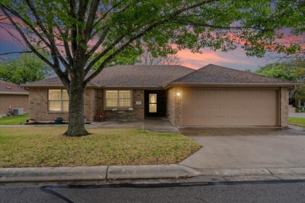710 Cottonwood Dr, Burnet
