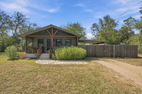 706 Jones St, Smithville