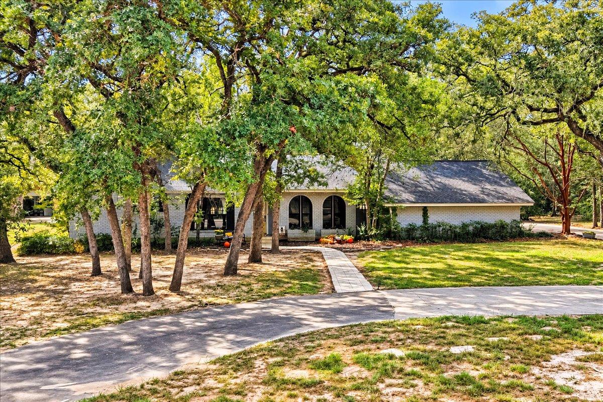 111 Post Oak Dr, Elgin, TX 78621