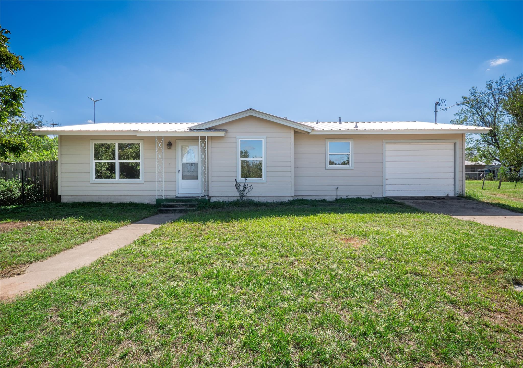 906 E Brown St, Llano, TX 78643