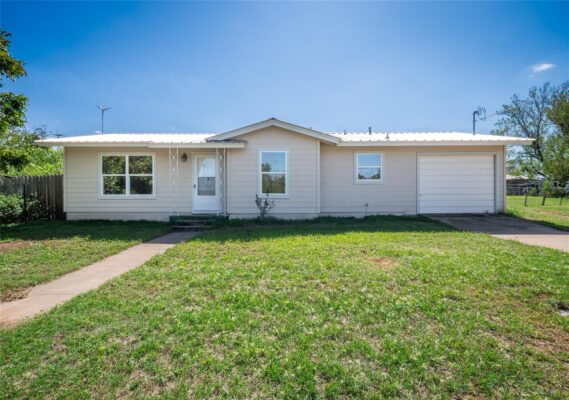 906 E Brown St, Llano