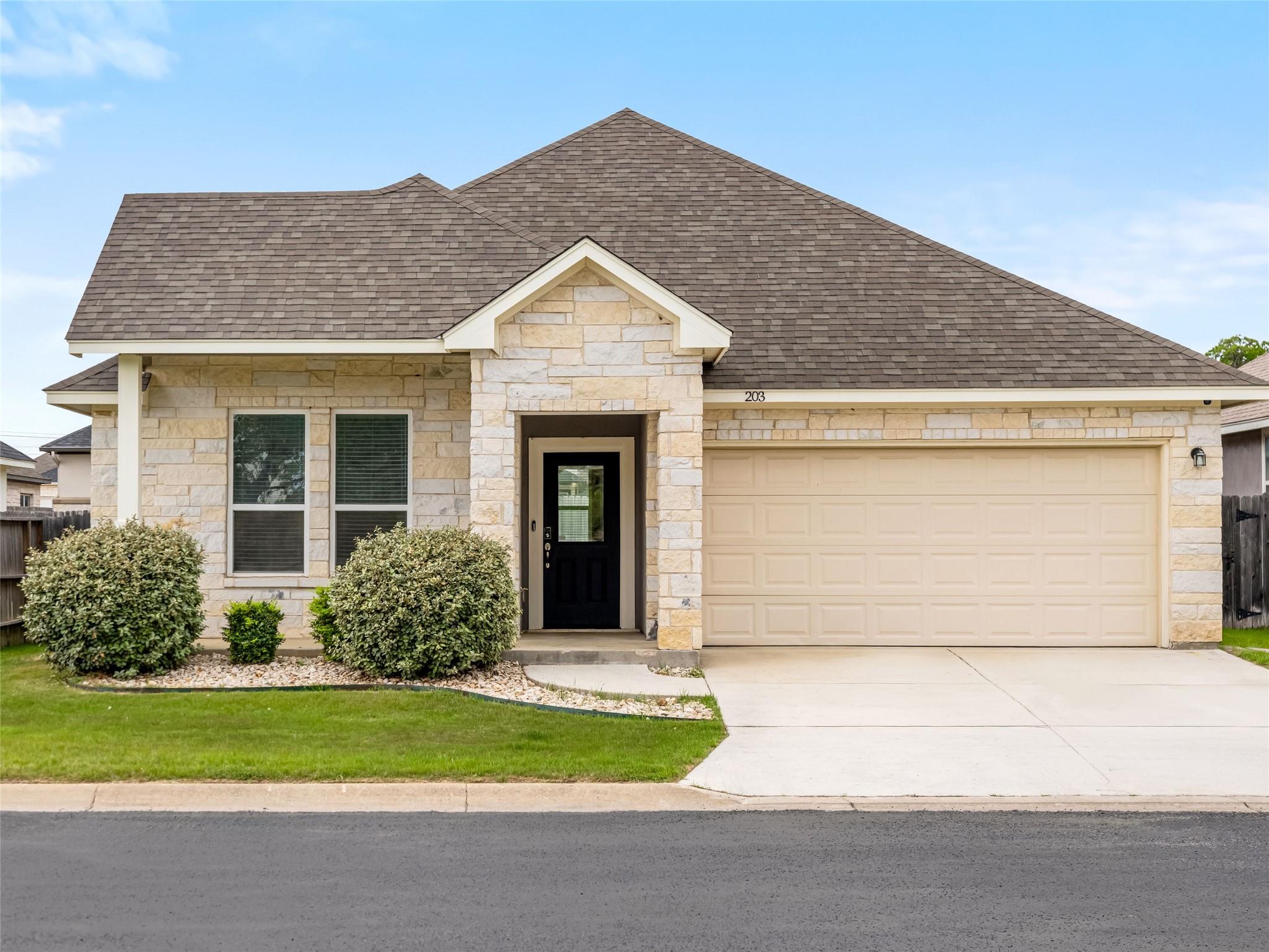 203 Winston Dr, Fredericksburg, TX 78624