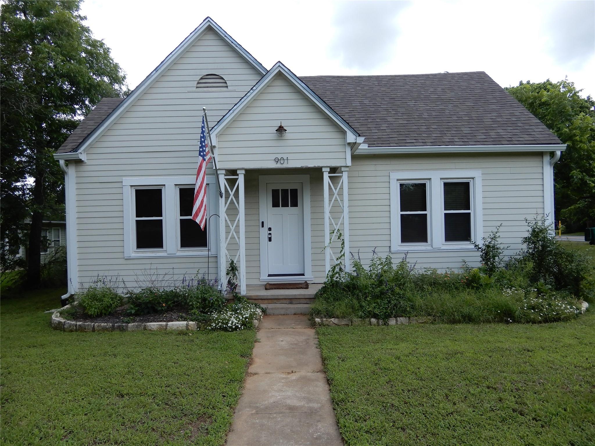 901 N Main St, Elgin, TX 78621