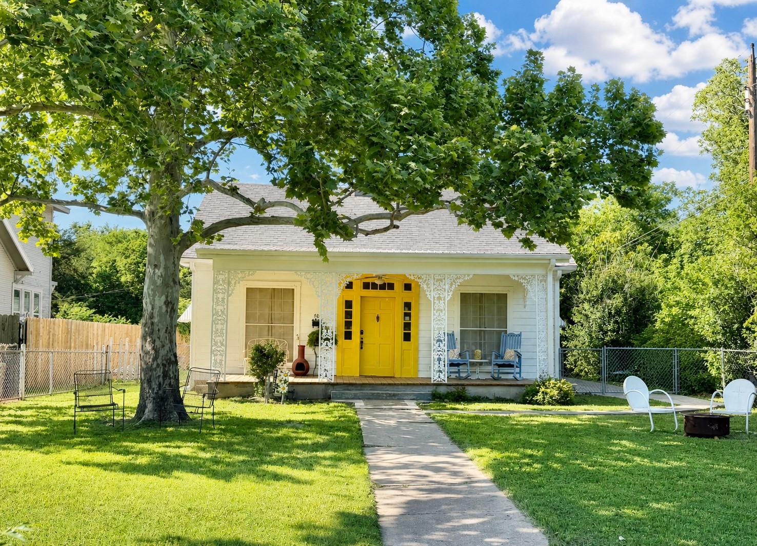 706 W 11th St, Taylor, TX 76574