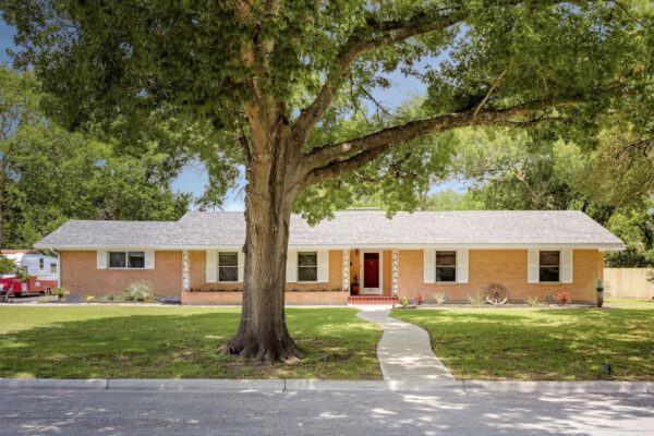 1215 W Live Oak St, Lockhart