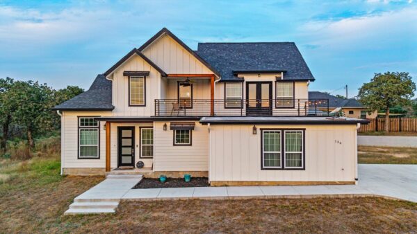136 W Castlebriar Dr, Granite Shoals