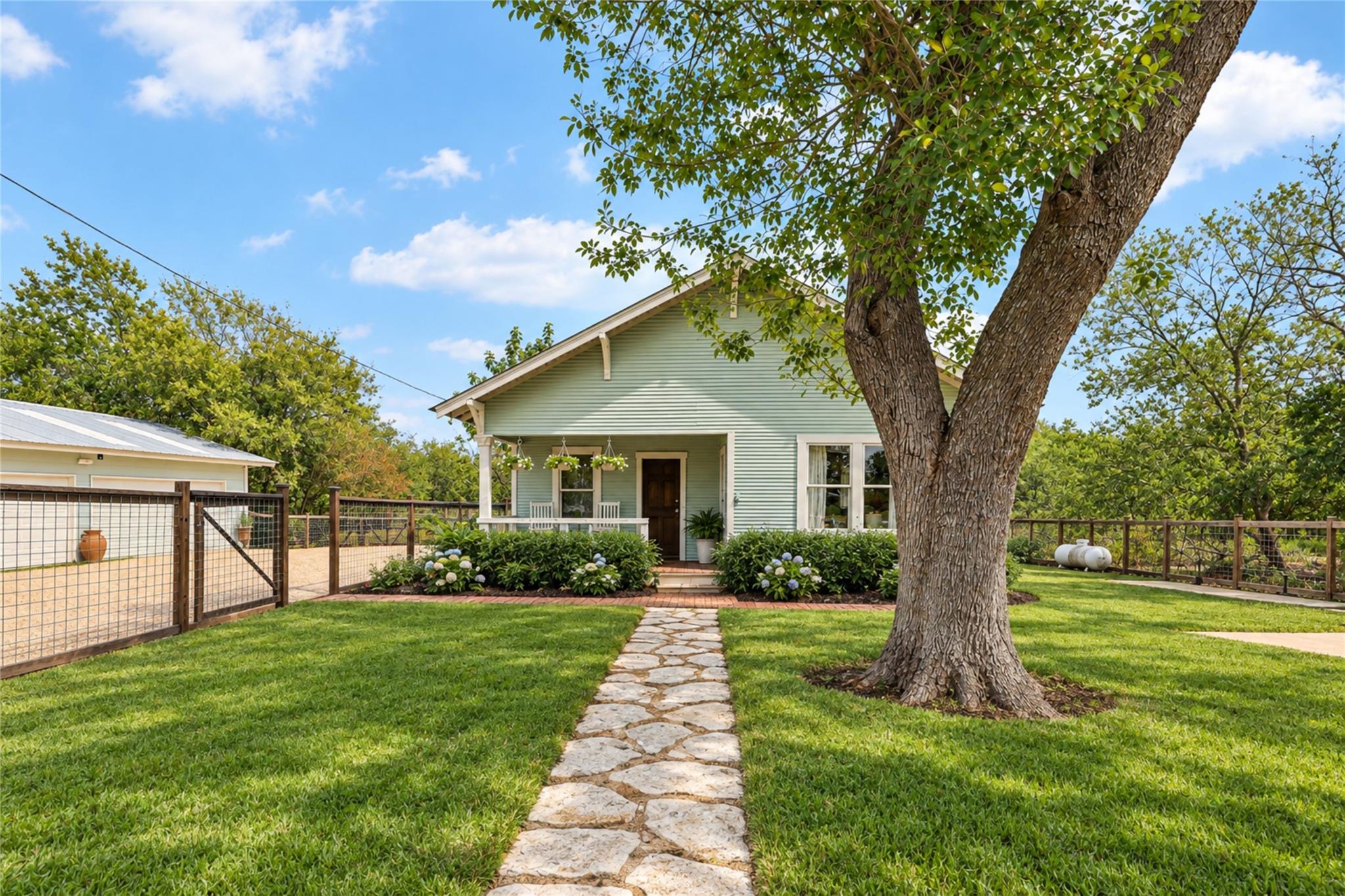 372 Old Lockhart Rd, Lockhart, TX 78644