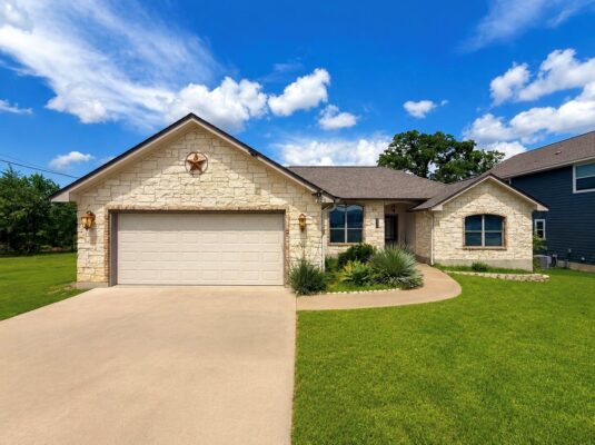 220 Ulupau Cir, Bastrop