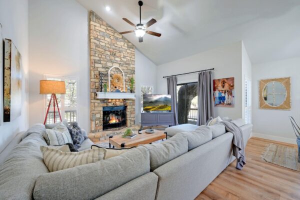 213 Overlook Ct, Wimberley