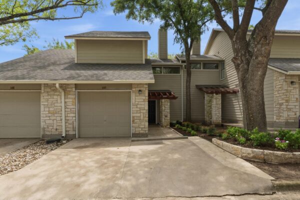 512 Eberhart Ln #1402, Austin