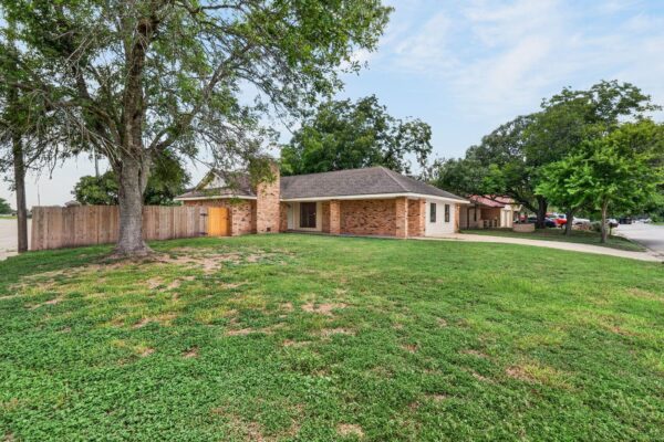 833 Ross Cir, Lockhart