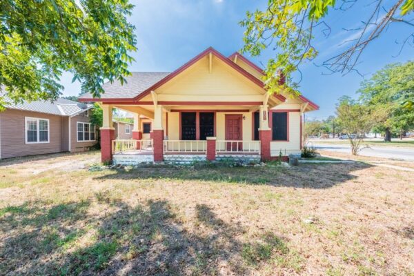 802 E Crockett St, Luling