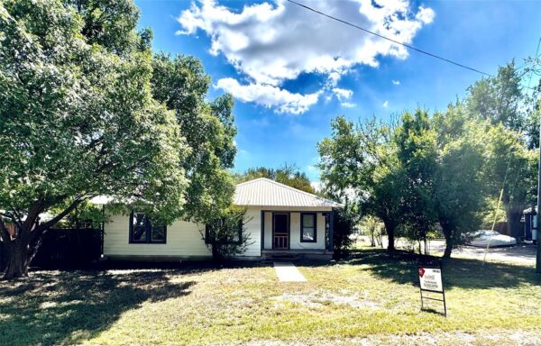 515 N Lampasas St, Bertram