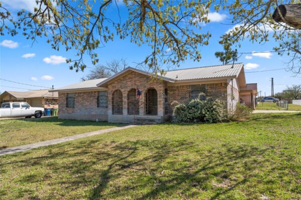 901 N Hill St, Burnet