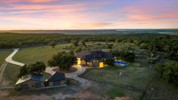 901 Crown Ln, Burnet