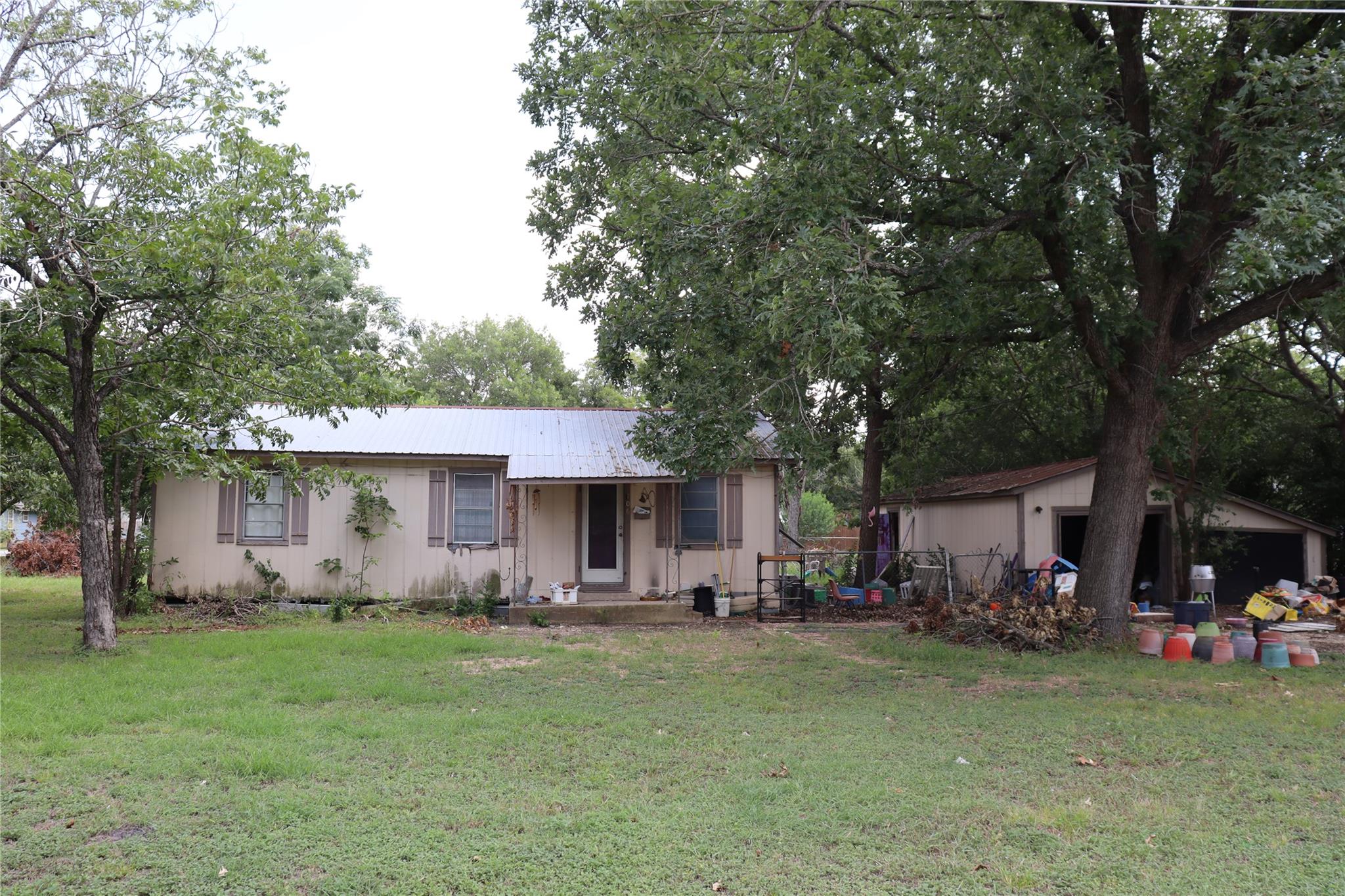 706 W Live Oak St, Lockhart, TX 78644