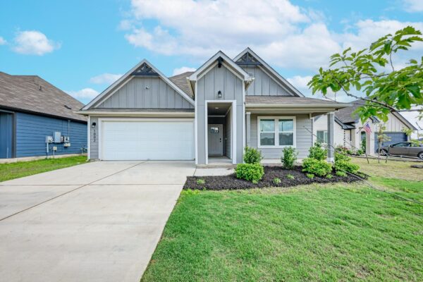 1002 Austin Bayou Dr, Hutto