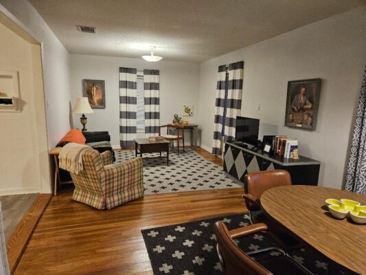 1130 N Main St, Elgin