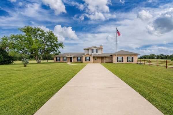 1506 Harwood Rd, Luling