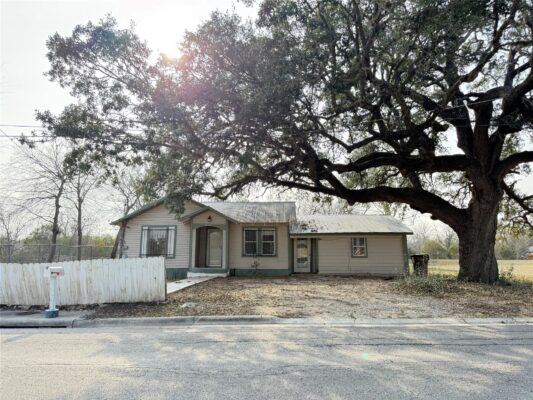 1109 Pecos St, Lockhart