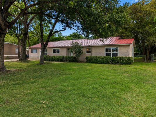 709 NE Tiger Ln, Smithville