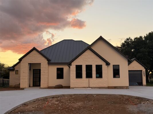 114 Meadowlakes Dr, Meadowlakes