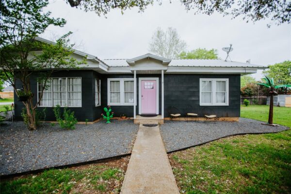 604 W Pecan St, Johnson City