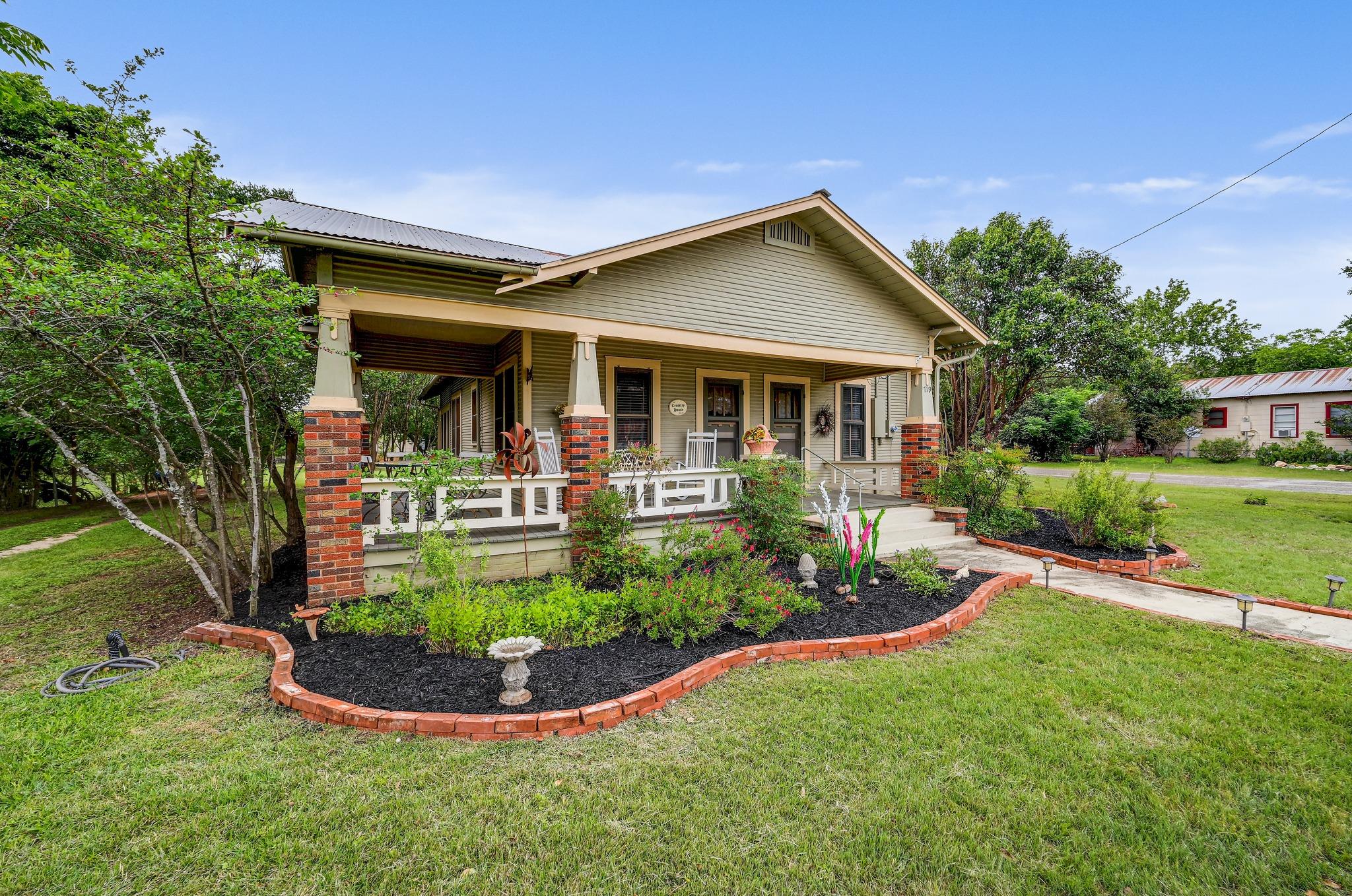 719 Elm St, Blanco, TX 78606