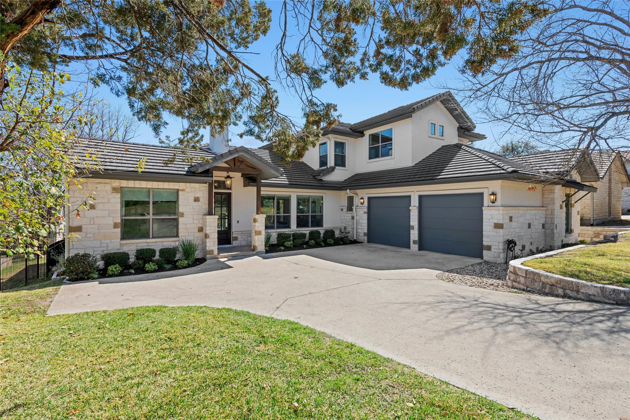 3 Camwood Trl, The Hills, TX 78738