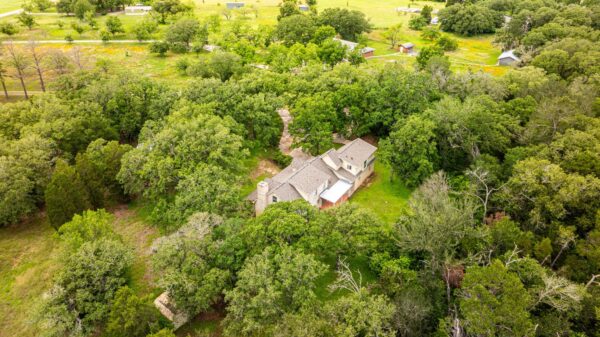 272 Old Coach Ln, Elgin