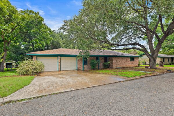 215 Memorial Dr, Luling