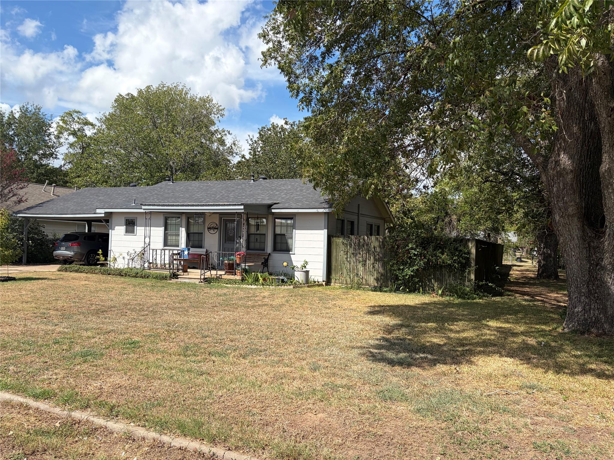307 Whitehead St, Smithville, TX 78957