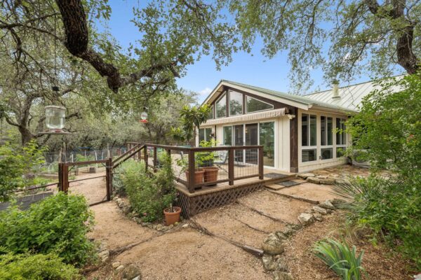 300 Bluff Rd, Spicewood