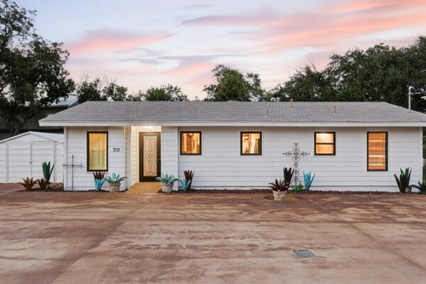710 Sandy Harbor Dr, Horseshoe Bay