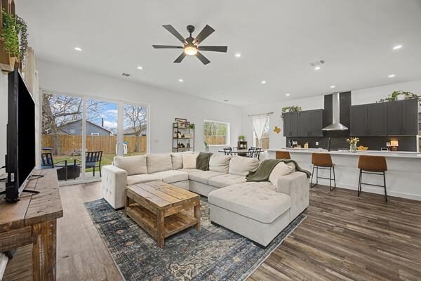1006 4th St, Lockhart