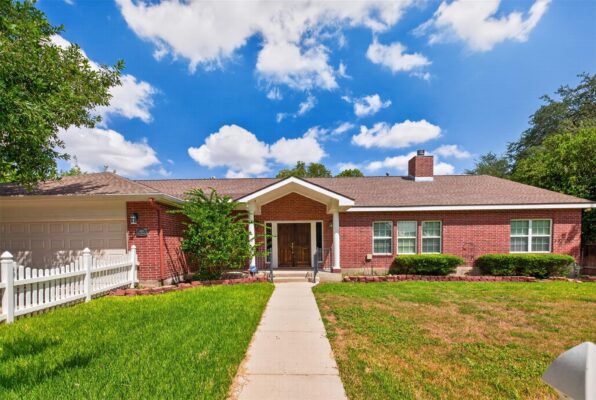 421 W Market St, Lockhart