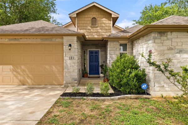 121 W Pauwela Ln, Bastrop