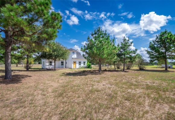245 Country Ln, McDade