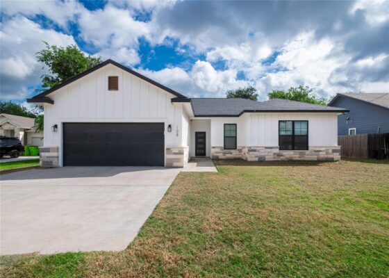 108 W Keomuku Ln, Bastrop