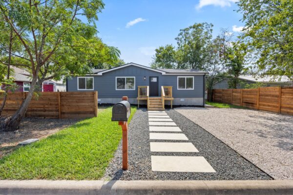 404 E Pecan St, Taylor