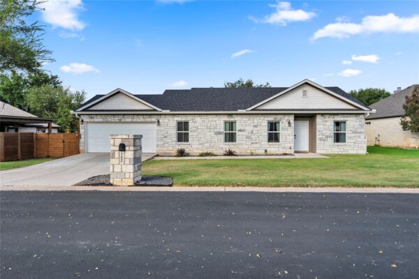 102 Fox Cir, Burnet