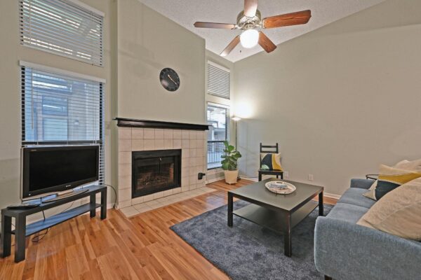 1910 Robbins Pl #303, Austin